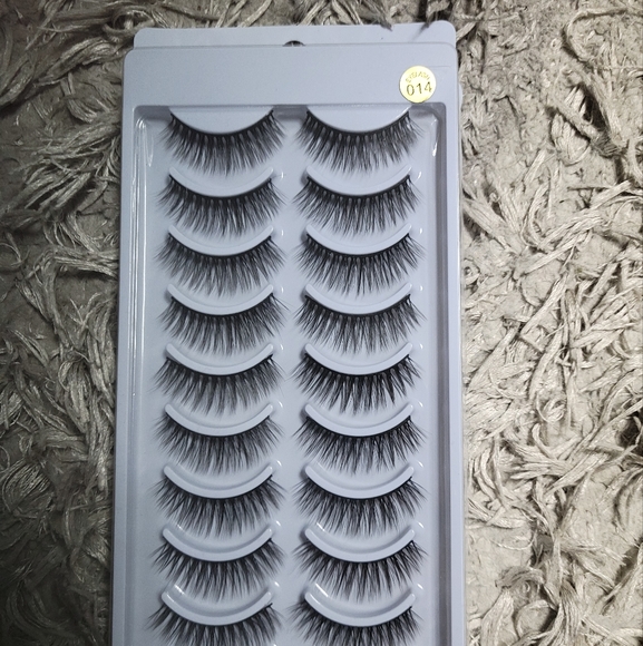 False eyelashes - Picture 1 of 3